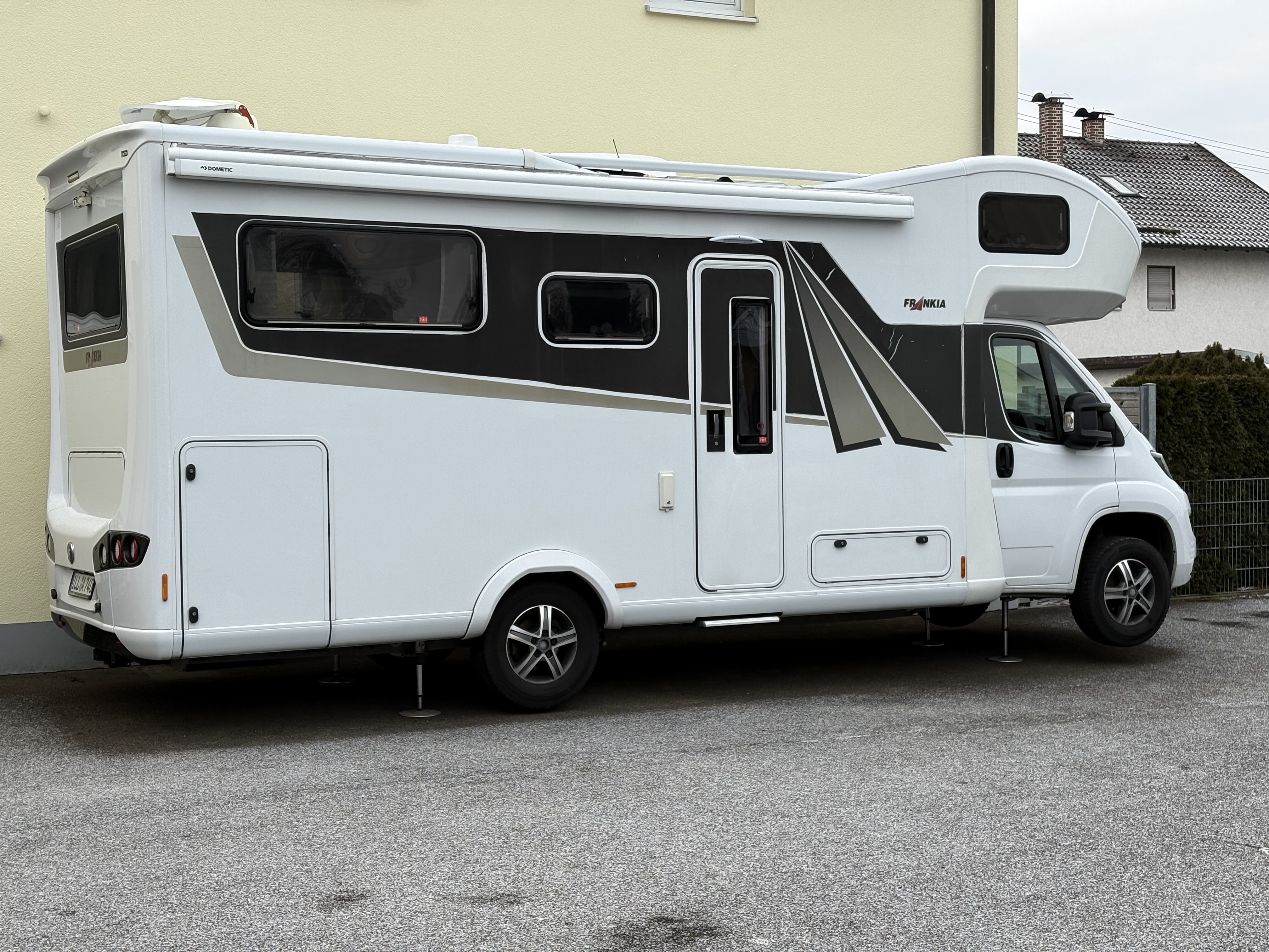 Seitenansicht von Momo